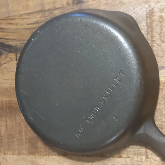 Vintage Unmarked Wagner Cast Iron Skillet, #3 - Picture 10 of 12